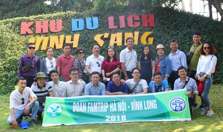 Đoàn Famtrip gồm các nhà làm du lịch, thiết kế tour của các doanh nghiệp đến từ Hà Nội, đang khảo sát tour miệt vườn Vĩnh Long.