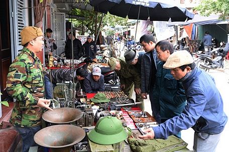 Khách mua hàng tại chợ đồ cũ Vạn Phúc (quận Hà Đông, Hà Nội). Ảnh: THỦY NGUYÊN