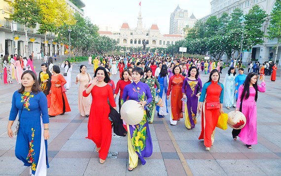 Phụ nữ TP thướt tha trong tà áo dài trên phố đi bộ Nguyễn Huệ. Ảnh: CAO THĂNG
