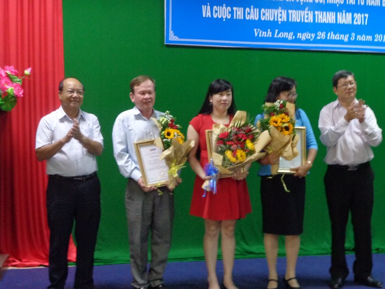 Phó Ban Tuyên giáo Tỉnh ủy- Nguyễn Văn Săn (bìa phải) và Giám đốc Đài PT- TH Vĩnh Long Lê Quang Nguyên (bìa trái)  trao giải cho các tác giả đạt giải I của 2 cuộc thi.