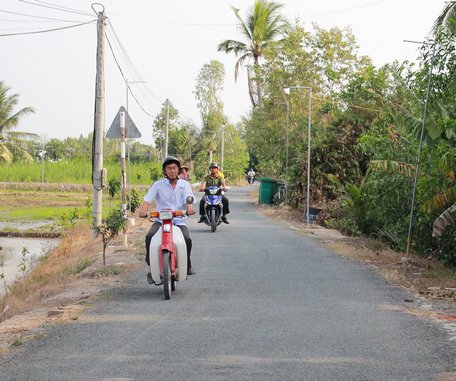 Đường nông thôn của xã Tân Phú đang ngày càng sáng- sạch.