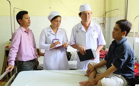 Tổ Công tác xã hội tại Bệnh viện Đa khoa tỉnh thăm hỏi và kịp thời giúp đỡ bệnh nhân nghèo đang điều trị tại bệnh viện.