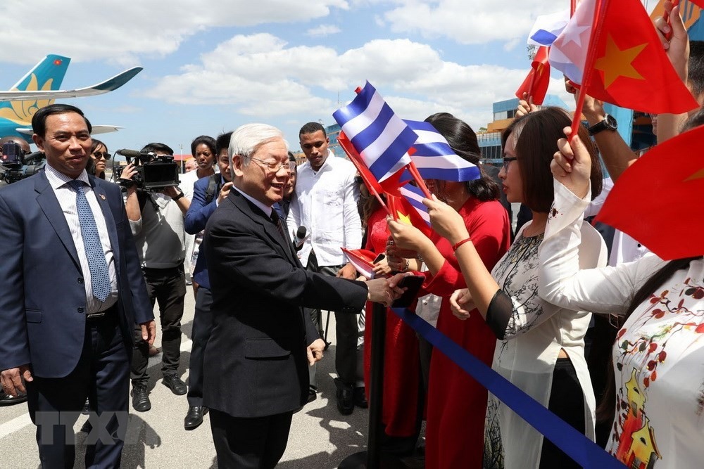 Cán bộ, nhân viên Đại sứ quán, đại diện cộng đồng và sinh viên Việt Nam đón Tổng Bí thư Nguyễn Phú Trọng tại sân bay Quốc tế José Martí. (Ảnh: Trí Dũng/TTXVN) 