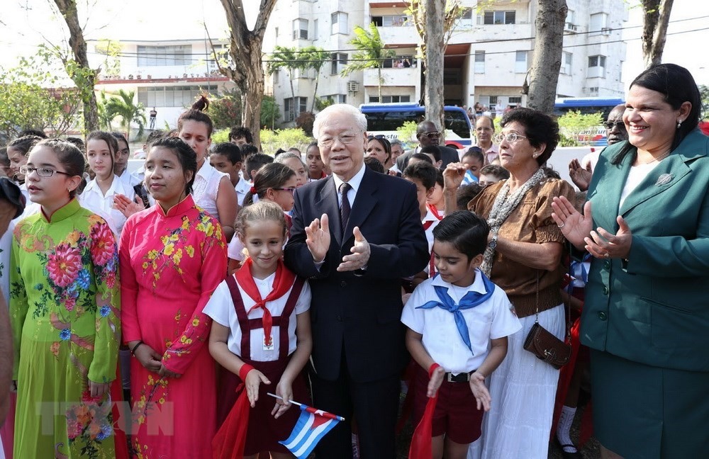Tổng Bí thư Nguyễn Phú Trọng gặp gỡ nhân dân và học sinh Cuba tại Tượng đài Hồ Chí Minh. (Ảnh: Trí Dũng/TTXVN) 