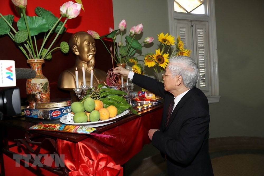 Tổng Bí thư Nguyễn Phú Trọng thắp hương tưởng nhớ Bác Hồ tại Đại sứ quán Việt Nam. (Ảnh: Trí Dũng/TTXVN) 