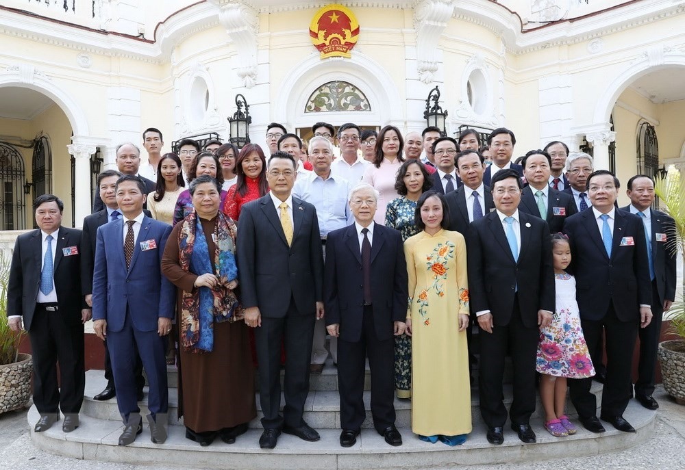 Tổng Bí thư Nguyễn Phú Trọng và các đại biểu với cán bộ, nhân viên Đại sứ quán, đại diện cộng đồng và sinh viên Việt Nam. (Ảnh: Trí Dũng/TTXVN)