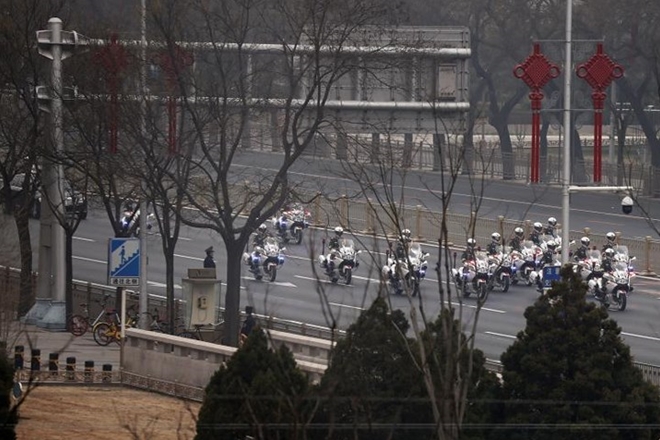 An ninh được thắt chặt tuyệt đối để bảo vệ cho chuyến thăm của ông Kim Jong-un và phu nhân đến Trung Quốc. Ảnh: Reuters