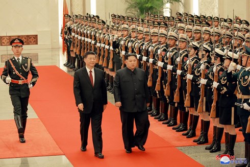 Nhà lãnh đạo Triều Tiên Kim Jong-un cùng Chủ tịch Trung Quốc Tập Cận Bình duyệt đội danh dự. Ảnh: KCNA