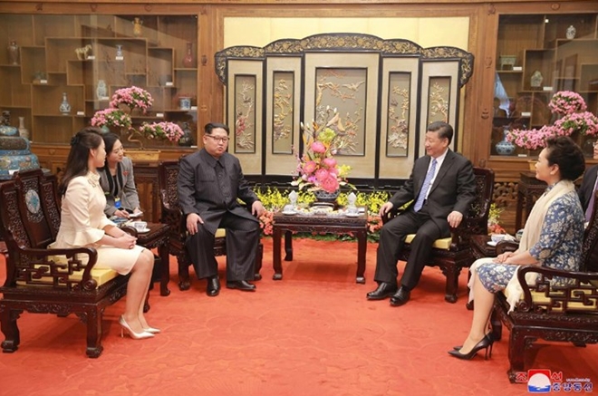 Chủ tịch Trung Quốc Tập Cận Bình cùng phu nhân tiếp ông Kim Jong-un cùng phu nhân. Ảnh: KCNA 