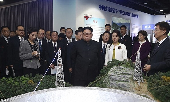Ông Kim Jong-un cùng phu nhân và các quan chức Triều Tiên ghé thăm một cuộc triển lãm về những thành tựu của Học viện Khoa học Trung Quốc. Ảnh: AP.