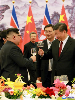 Chủ tịch Trung Quốc Tập Cận Bình hoan nghênh và đánh giá cao chuyến thăm Trung Quốc của Nhà lãnh đạo Triều Tiên Kim Jong-un. Ảnh: Reuters.