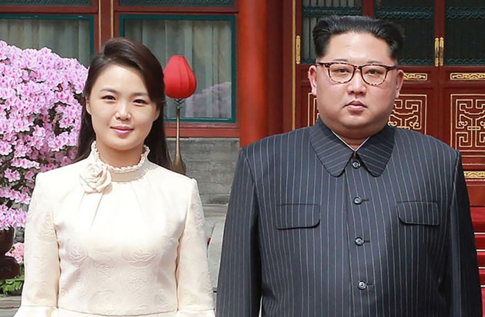 Chuyến thăm Trung Quốc lần này là lần xuất hiện công khai hiếm hoi của đệ nhất phu nhân Ri Sol Ju tại một sự kiện ngoại giao lớn. Đây cũng là chuyến công du nước ngoài đầu tiên của bà cùng nhà lãnh đạo Triều Tiên Kim Jong-un. Ảnh: AOL.