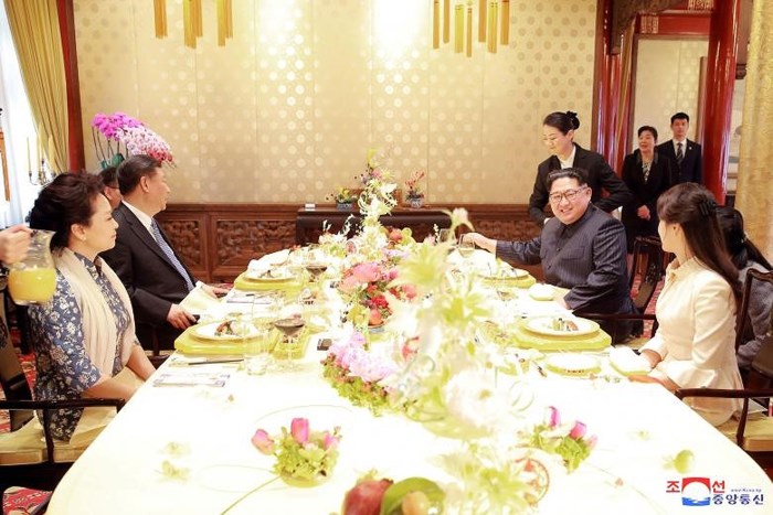 Bà Ri Sol Ju cùng nhà lãnh đạo Kim Jong-un trò chuyện vui vẻ với Chủ tịch Tập Cận Bình và phu nhân tại buổi yến tiệc. Ảnh: KCNA.
