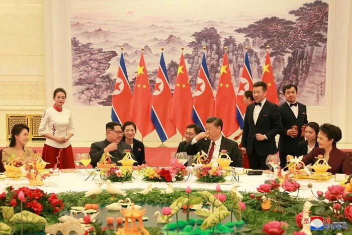 Phu nhân Ri Sol Ju (ngoài cùng bên trái) cùng lãnh đạo Triều Tiên tham dự yến tiệc với Chủ tịch Tập Cận Bình trong chuyến thăm Bắc Kinh. Ảnh: KCNA./