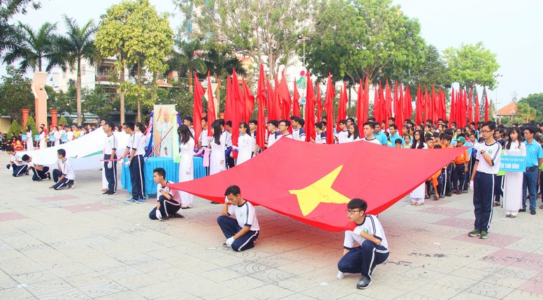  Các đoàn tham dự Hội khỏe Phù Đổng trang nghiêm bên ảnh Bác và quốc kỳ trong lễ khai mạc.