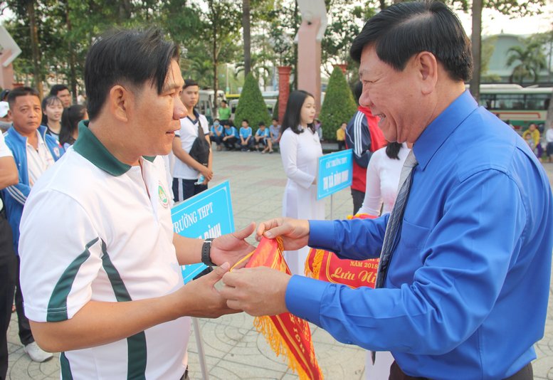  Bí thư Tỉnh ủy- Trần Văn Rón trao cờ lưu niệm cho các đơn vị.