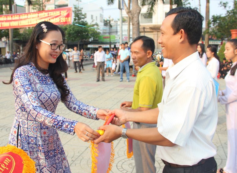  Giám đốc Sở GD- ĐT- Nguyễn Thị Quyên Thanh trao cờ lưu niệm.