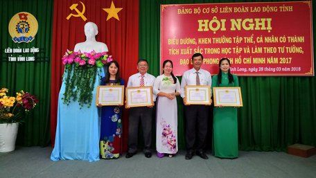 Trao giấy khen biểu dương các cá nhân xuất sắc trong học tập và làm theo tư tưởng, đạo đức, phong cách Hồ Chí Minh năm 2017.