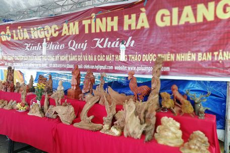 Gian hàng gỗ lũa ngọc am Hà Giang tại hội chợ ở tỉnh Vĩnh Long vừa qua.
