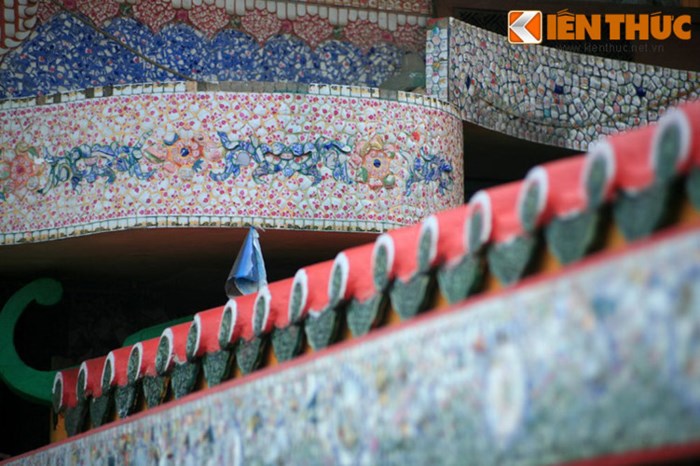 Thống kê của chùa cho biết, từ năm 1961 đến năm 2004, chùa đã sử dụng hơn 30 tấn sành sứ phế liệu các loại, được thu mua từ nhiều nơi. Trong hàng thập niên, Tăng Ni và Phật tử của chùa đã tỉ mẩn chọn lựa, cắt dán những mảnh phế liệu theo những đề tài và những mảng màu sắc thích hợp.