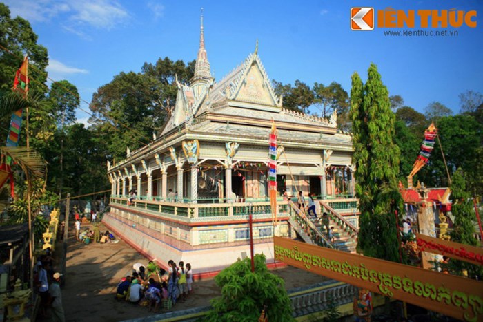 Tọa lạc tại xã Đại Tâm, huyện Mỹ Xuyên, tỉnh Sóc Trăng, chùa Chén Kiểu hay còn gọi là chùa Sà Lôn là một ngôi chùa 