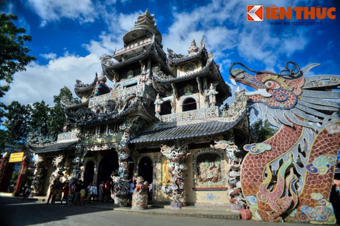 Nằm ở số 120 Tự Phước, thuộc địa bàn Trại Mát, chùa Linh Phước hay còn gọi là chùa Ve Chai là ngôi chùa nổi tiếng bậc nhất thành phố Đà Lạt.