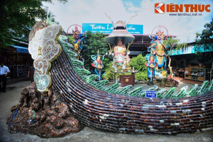 Ngoài các tác phẩm sành sứ, sân chùa còn có một con rồng dài 49 m được làm bằng 12.000 vỏ chai bia.