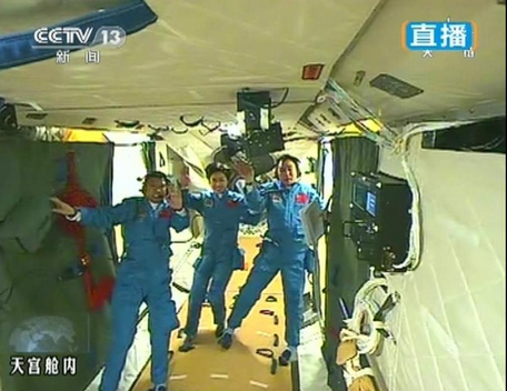 Ba phi hành gia Trung Quốc trong lần hoạt động bên trong Thiên Cung 1 - Ảnh: CCTV