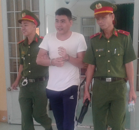 Lực lượng công an áp giải bị cáo Trần Thiện Tín sau phiên tòa sơ thẩm.