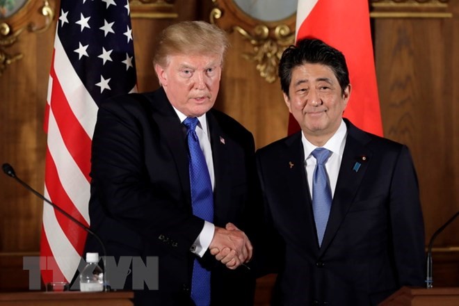 Tổng thống Mỹ Donald Trump (trái) và Thủ tướng Nhật Bản Shinzo Abe. (Nguồn: AFP/TTXVN)