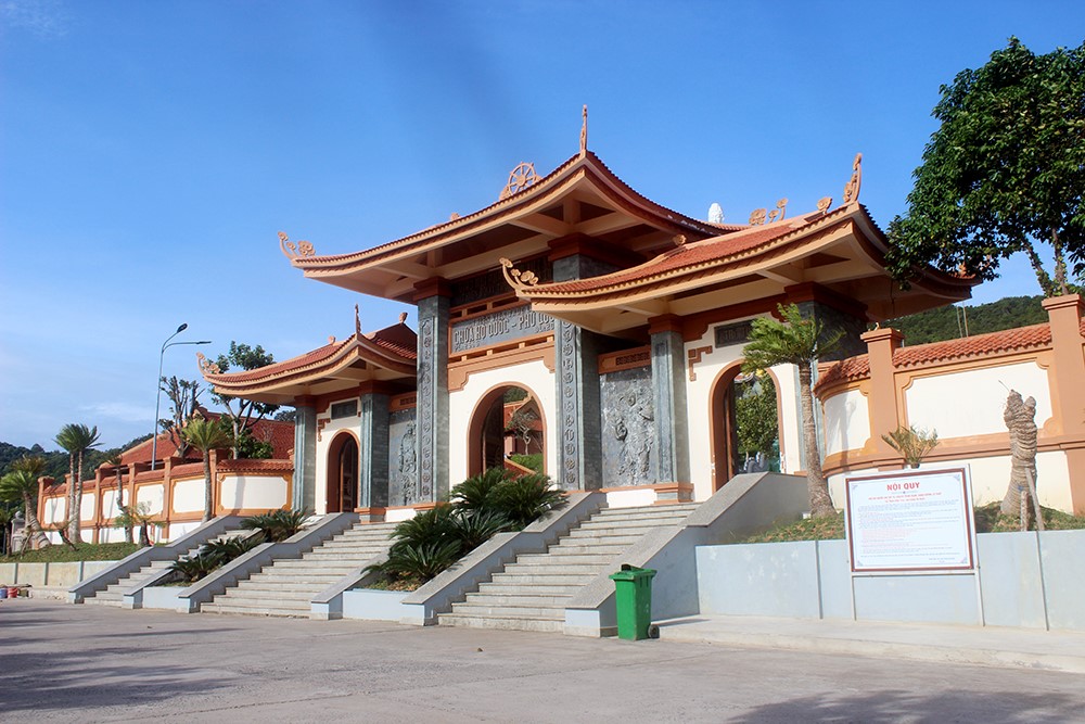 Chùa Hộ Quốc (hay còn gọi Thiền viện Trúc lâm Hộ quốc) có diện tích 12 ha, tọa lạc tại ấp Suối Lớn, xã Dương Tơ, được xây dựng,  hoàn thành vào năm 2012.