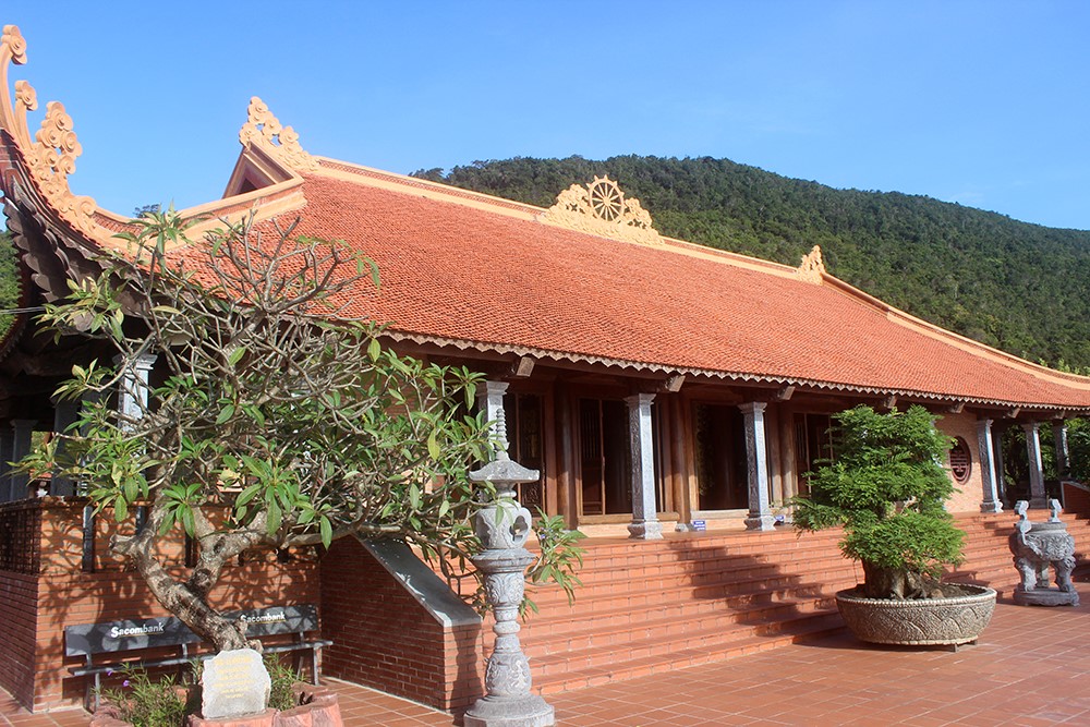 Chánh điện chùa Hộ Quốc mang nét cổ kính, bên trong được tạo dựng hoàn toàn từ các cột gỗ lim.