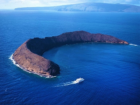 Đảo Molokini (Mỹ) với độ cao khoảng 49m so với mực nước biển, có hình dạng giống như mặt trăng lưỡi liềm - Ảnh: Getty Images