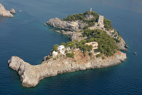 Đảo Gallo Lungo (Italy) là hòn đảo dài nhất trong quần đảo Li Galli, hình dạng hơi cong trông giống cá heo - Ảnh: Mother Nature Network