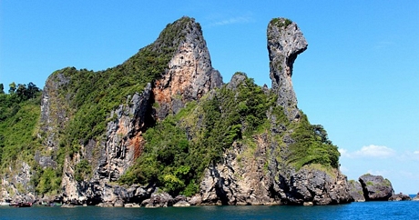 Đảo Gà (Thái Lan) có một cột đá nhô ra nhìn giống cổ và đầu gà có thể nhìn thấy ngang tầm mắt bình thường - Ảnh: Krabi Andaman Tour & Transfer