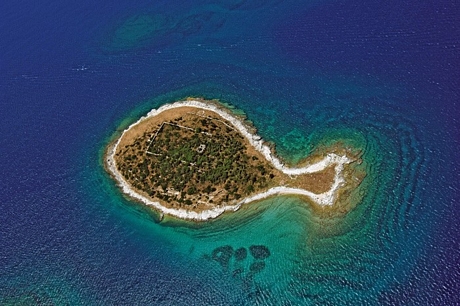 Đảo Gaz (Croatia) thuộc quần đảo Brijuni trông giống một con cá nhỏ khi nhìn từ trên cao - Ảnh: Pinterest