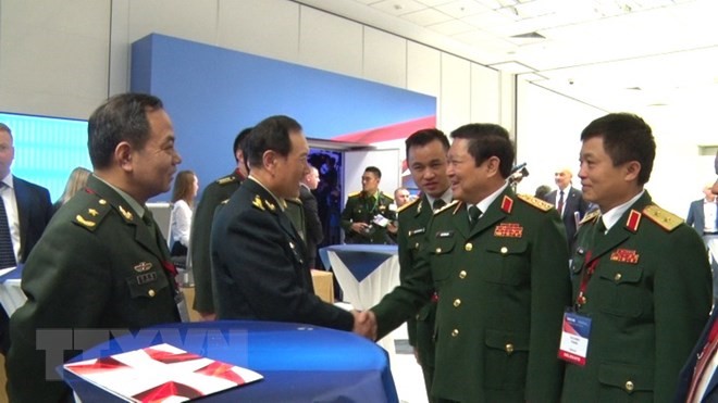 Bộ trưởng Quốc phòng Việt Nam Ngô Xuân Lịch bắt tay Bộ trưởng Quốc phòng Trung Quốc Ngụy Phượng Hòa bên lề hội nghị. (Ảnh: Dương Trí/TTXVN)