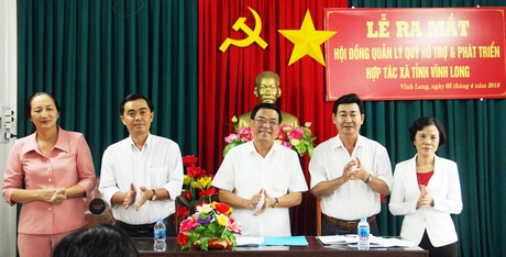 Ông Trần Hoàng Tựu- Phó Chủ tịch UBND tỉnh, Chủ tịch Hội đồng quản lý (đứng giữa) cùng các thành viên Hội đồng quản lý Quỹ Hỗ trợ phát triển HTX tỉnh Vĩnh Long tại buổi lễ ra mắt.