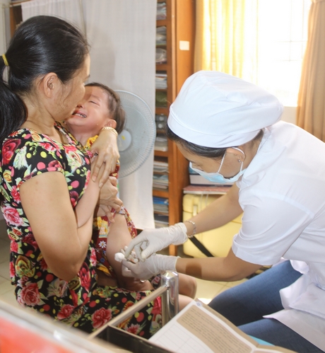 Với các bệnh truyền nhiễm có vắc xin phòng, ngành y tế khuyến cáo phụ huynh nên đưa con em đi tiêm ngừa đủ liều, đúng lịch.