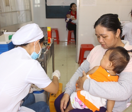 Cha mẹ đưa trẻ đi tiêm chủng thường xuyên hàng tháng tại trạm y tế.