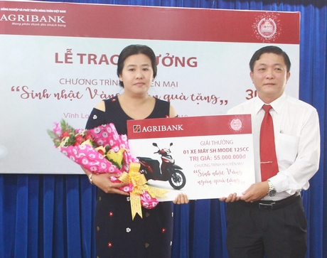 Ông Lưu Phan Thanh Quốc- Phó Giám đốc Agribank Vĩnh Long trao thưởng cho khách hàng may mắn.