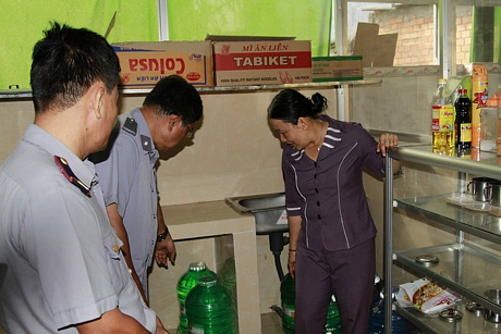 Đoàn thanh- kiểm tra liên ngành về vệ sinh ATTP do Sở Y tế trủ chì kiểm tra bếp ăn tập thể tại cơ sở ở xã Phú Quới, Long Hồ năm 2017.
