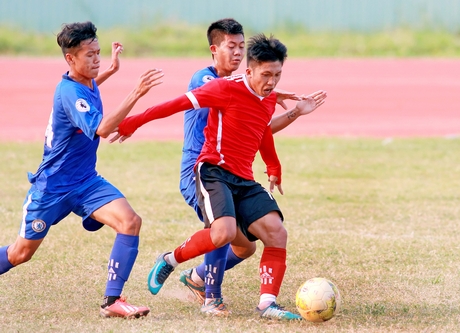 Pha tranh bóng trong trận Bến Tre (áo xanh) trong trận hòa Tiền Giang 2-2. 