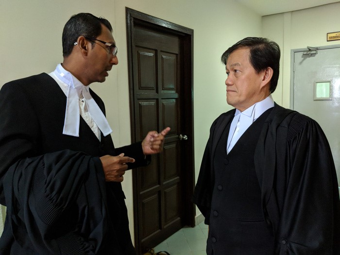 Luật sư Hisyam Teh Poh Teik (phải) tranh luận với đồng nghiệp bên ngoài phiên tòa thượng thẩm Shah Alam - Ảnh: LÊ NAM