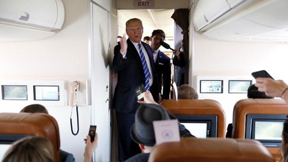 Tổng thống Mỹ Donald Trump phát biểu trước các nhà báo trên chuyên cơ Không lực 1 ngày 5/4. Ảnh: REUTERS