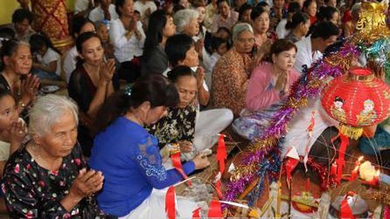 Đồng bào Khmer đón tết cổ truyền tại chùa. Ảnh: TTXVN