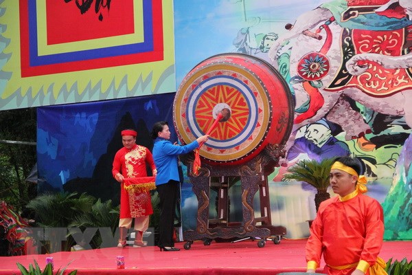 Chủ tịch Quốc hội Nguyễn Thị Kim Ngân đã đánh trống khai hội Lễ hội Bà Triệu năm 2018.
