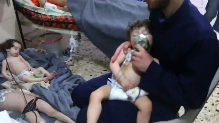 Hình ảnh cắt từ clip được truyền ra ngoài từ khu vực Douma ở Đông Ghouta, ngoại ô thủ đô Damascus cho thấy những đứa trẻ phải được tiếp oxy sau vụ tấn công nghi ngờ có chất độc hóa học - Ảnh: AFP