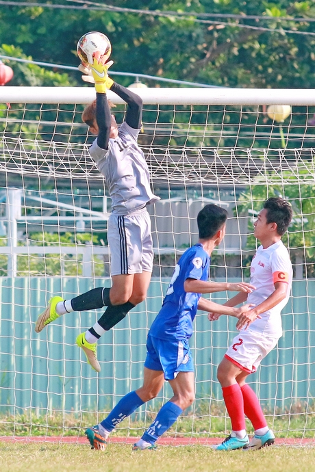 Thủ môn Văn Huyền- gương mặt đang thi đấu ổn định của đội Vĩnh Long nhằm chuẩn bị Giải bóng đá hạng nhì quốc gia 2018.