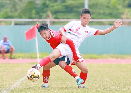 Hậu vệ Huỳnh Hồng Duy (18) không chỉ thi đấu tốt ở vị trí hậu vệ, cầu thủ này đã có nhiều pha tham gia tấn công tốt ở biên phải.